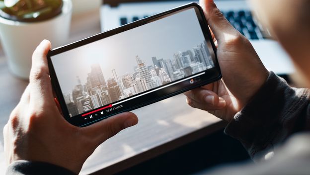 Gledanje videa na telefonu, ilustracija