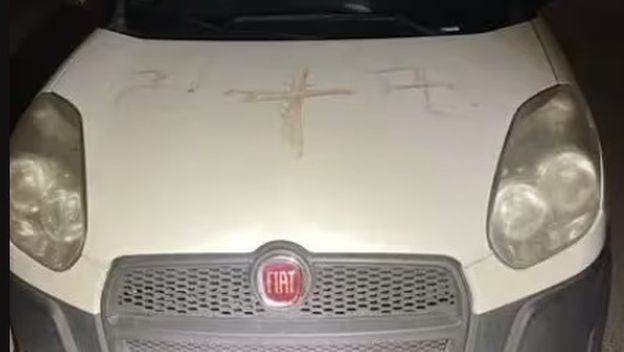 Auto umrljan krvlju sa svastikom