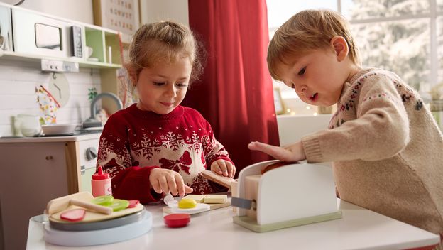 Uz drvene igračke u drvenoj kuhinji djeca dijele zadatke i surađuju