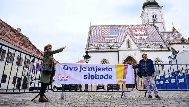 Inicijativa Za Hrvatsku slobode i CROSOL organizirale su čitanje Ustava na Trgu svetog Marka