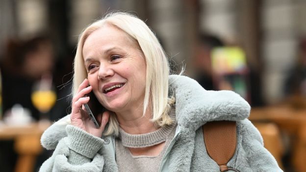 Ksenija Pajić u trapericama i bundi na špici 2025. - 3