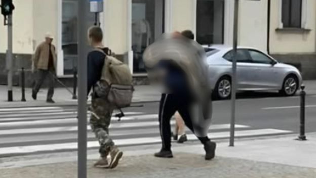 Muškarac u šetnji s ogromnom ribom na ramenu