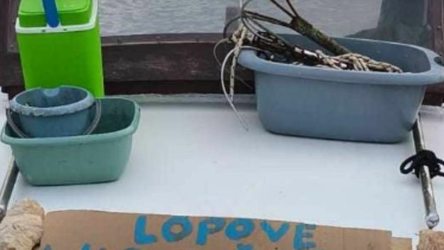 Urnebesna prijetnja napisana na komadu kartona na brodu