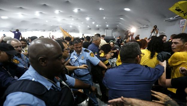 Prosvjednici upali na COP30 i sukobili se s osiguranjem - 1