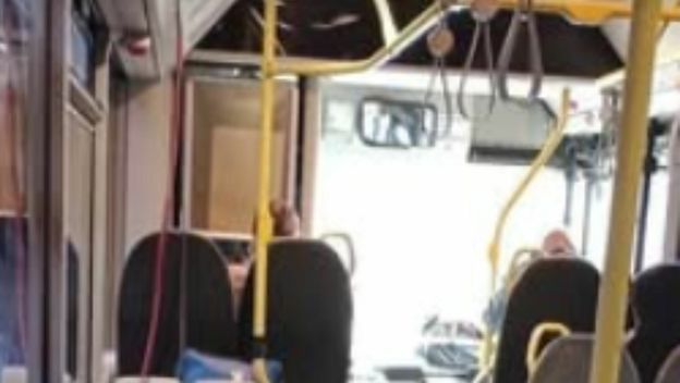 Crni kauč u autobusu