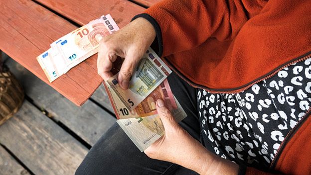 Žena broji novac, ilustracija