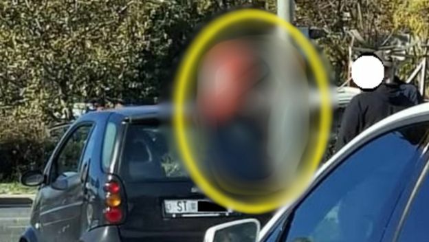 Smart na semaforu u bizarnoj sceni