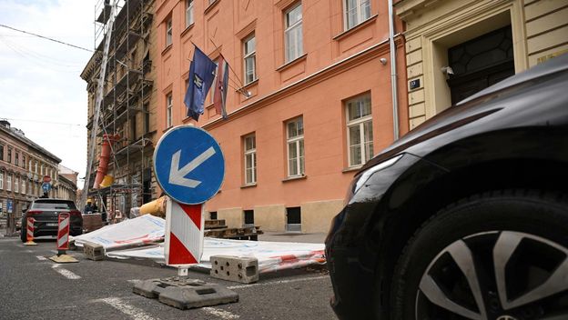 Jak vjetar srušio ogradu u Gajevoj - 1