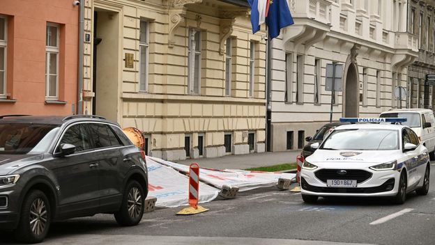 Jak vjetar srušio ogradu u Gajevoj - 2