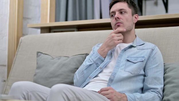 Razmišljanje i sjedenje na kauču