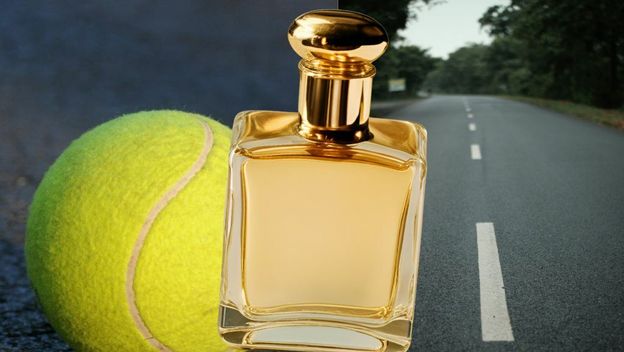 Teniska loptica, cesta i parfem
