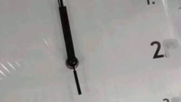 Neobičan dizajn zidnog sata