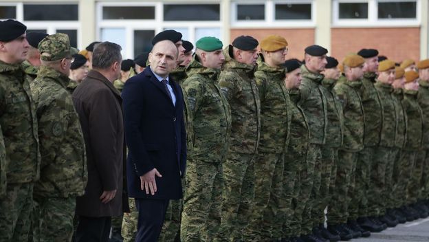 Ministar Anušić s vojnicima koji idu za Kosovo