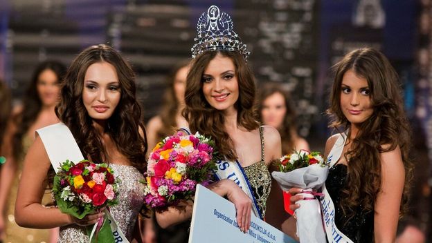 Dorotea Zoric (2.pratilja) i Elizabeta Burg (Miss) i Monika Mrvelj (1.pratilja).