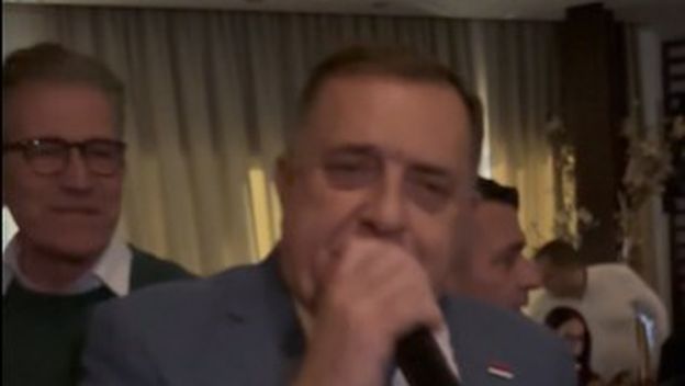 Milorad Dodik pjeva