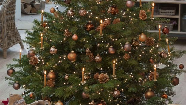 Ukrašavanje doma za Božić smeđim detaljima