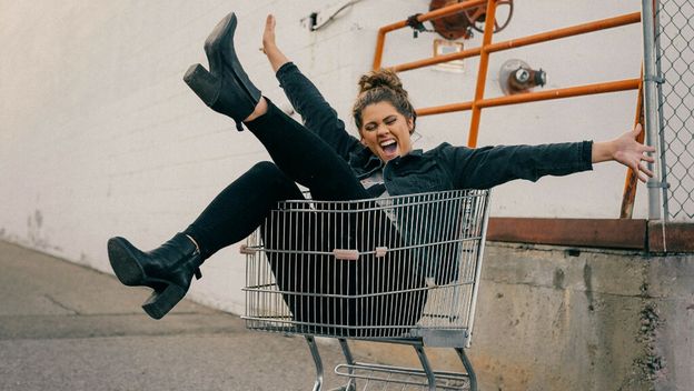 Djevojka u shopping kolicima