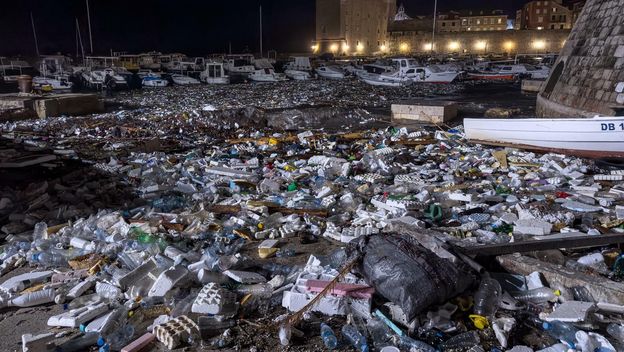 Velike količine smeća i plastike nanesene su jakim jugom u staru luku - 3