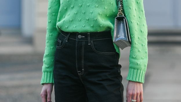 Tamni traper savršeno se slaže s pletivom