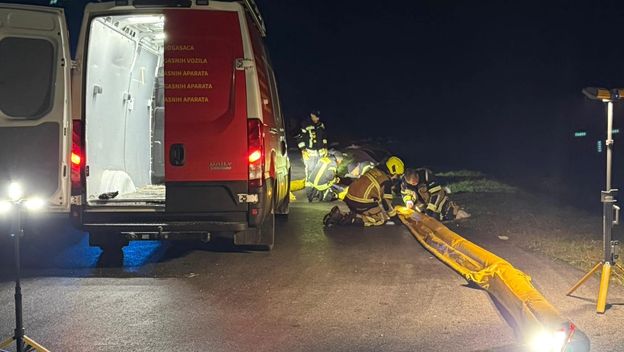 Petrinjski vatrogasci na terenu zbog masne mrlje u Kupi - 2