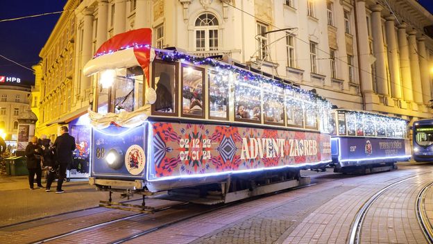 Veseli božićni tramvaj