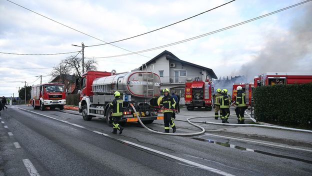 Požar skladišta guma u Sesvetama - 1