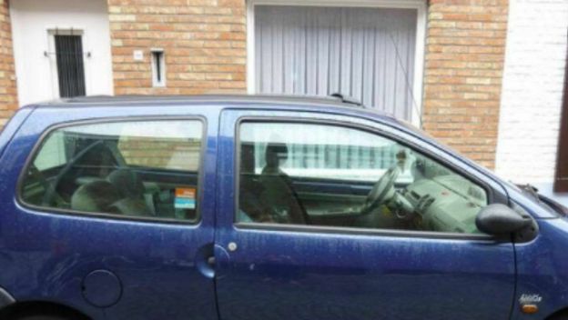 Automobil s neobičnim naplatcima ispred kuće