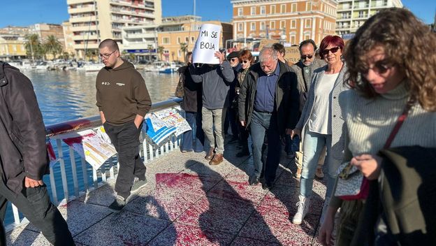 Na prosvjednu kolonu u Zadru kontraprosvjednici bacali su crvenu boju