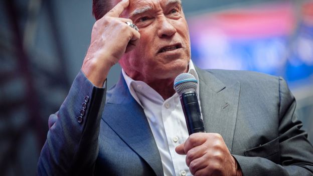 glumac, političar i bodybilder arnold schwarzenegger prilikom govora koji drži prst na čelu