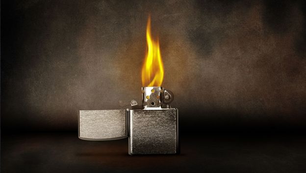 Zippo upaljač koji gori velikim plamenom na neutralnoj pozadini