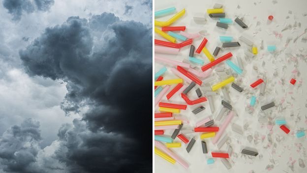 kišno sivo nebo i komadići plastike koji postepeno postaju mikroplastika