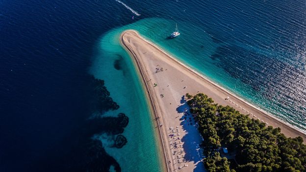 Plaža Zlatni rat kod Bola na Braču