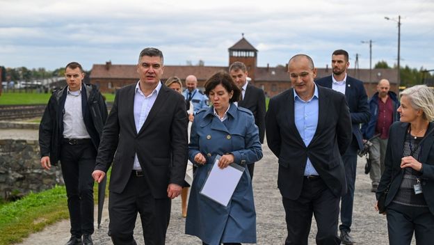 Predsjednik Milanović u muzeju Auschwitz-Birkenau odao počast žrtvama holokausta i nacističkih zločina - 9