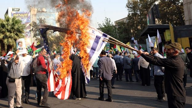 Iranci pale američku i izraelsku zastavu u Teheranu