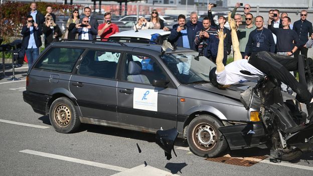 Crash test simulacija sudara automobila i motocikla - 1