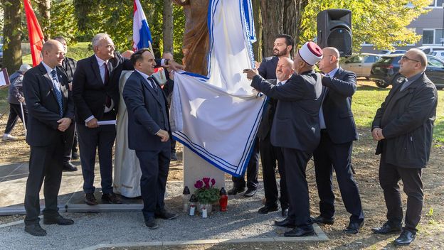 Kip svete Majke Terezije u Osijeku