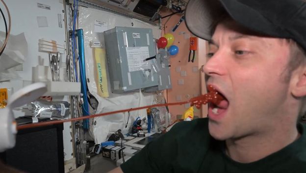 Astronaut jede kečap na ISS-u