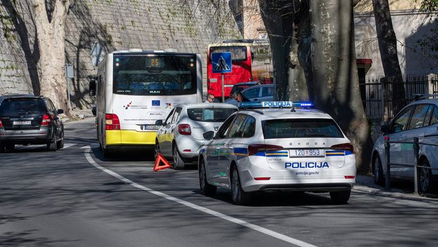 Autobus i policija, ilustracija