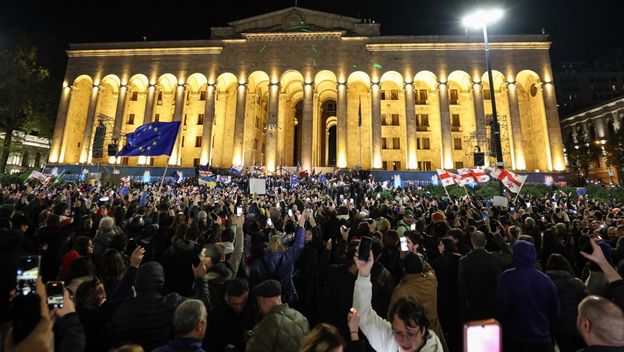 Tisuće Gruzijaca u ponedjeljak prosvjeduju pred parlamentom