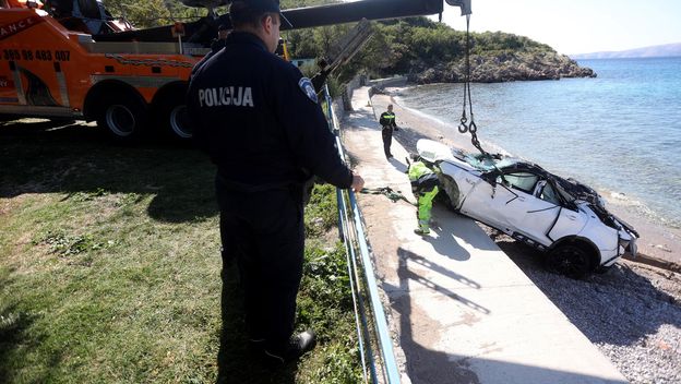 Izvlačenje automobila u kojem je poginulo četvero ljudi kod Senja