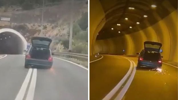 Vozila automobil bez guma i otvorenog prtljažnika
