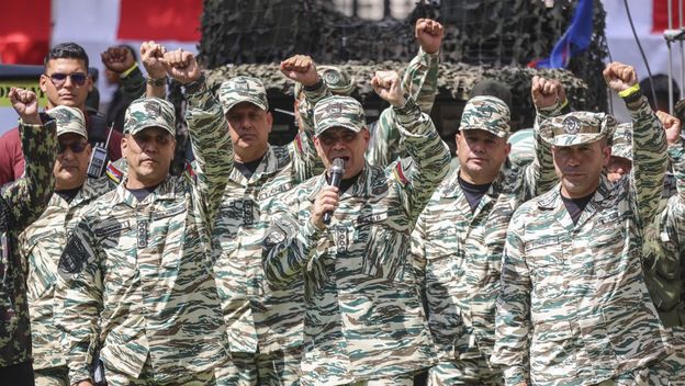 Venezuelanski ministar obrane s vojnicima