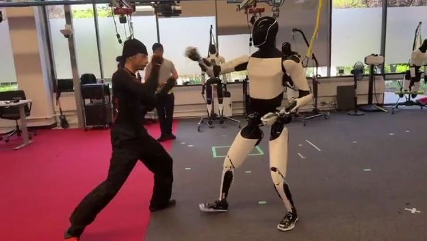 Optimus pokazuje kung fu poteze