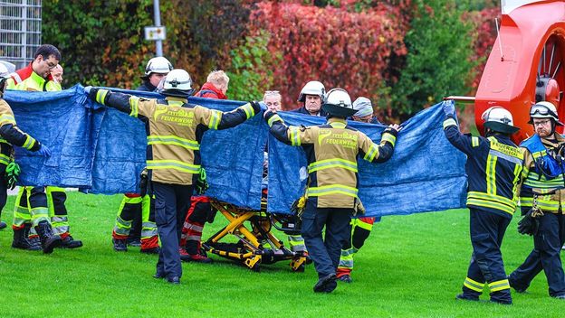 Hitne službe odvoze napadnutu gradonačelnicu