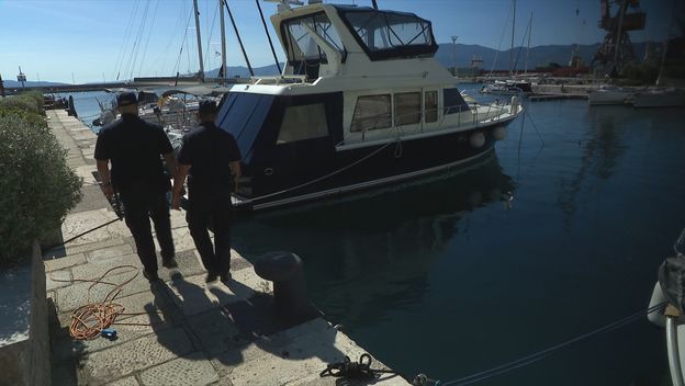 Policajci spasili utopljenike