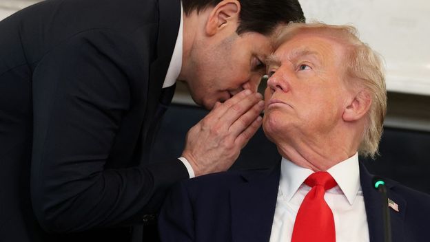 Marco Rubio došaptava važne vijesti Donaldu Trumpu