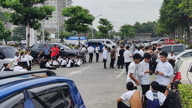 Ljudi na ulici nakon što je potres pogodio Filipine