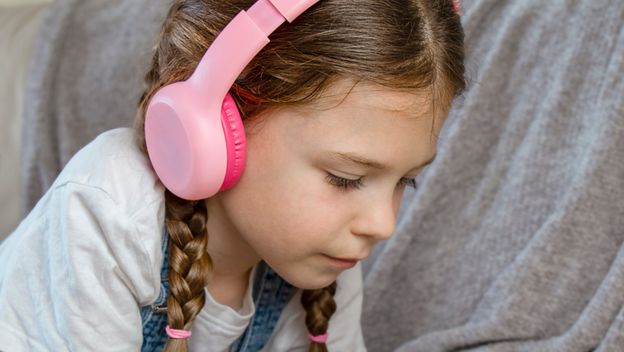 Djeca provode nevjerojatno puno vremena s mobitelom u rukama