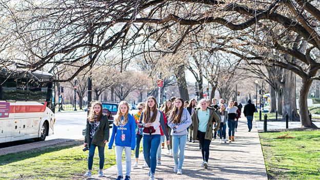 Učenici na izletu, ilustracija