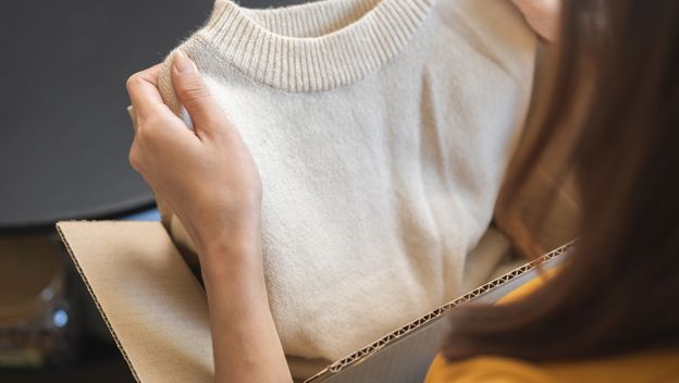 Vadi odjeću iz paketa